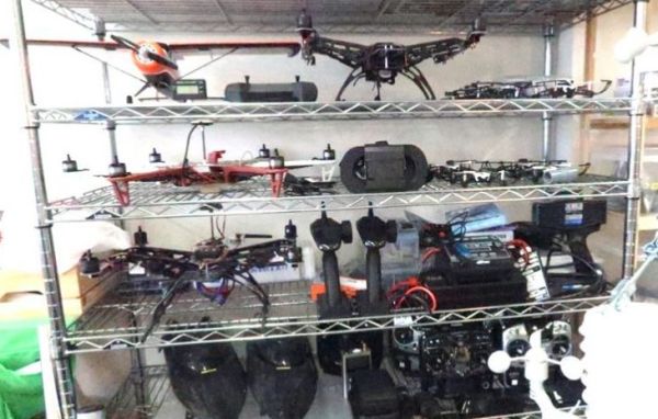 写真:小野社長自身がPoCのために製作した無人航空機などの模型